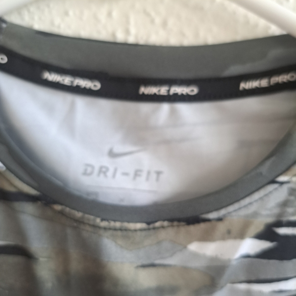 😁NIKE DRI-FIT SHIRT - Picture 3 of 5